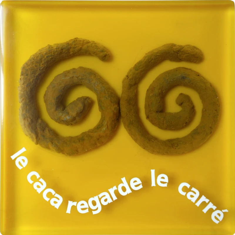 Un tableau carré en verre peint en bleu sur l'envers. La peinture est grattée pour écrire : . Vue de détail.