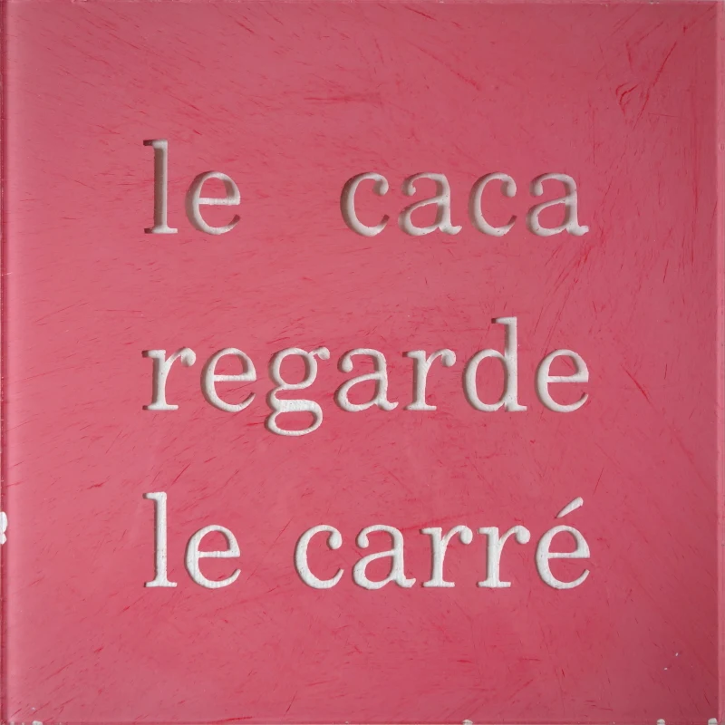 Un tableau carré en verre peint en rouge rosé sur l'envers. La peinture est grattée pour écrire : le caca regarde le carré. Vue de face.