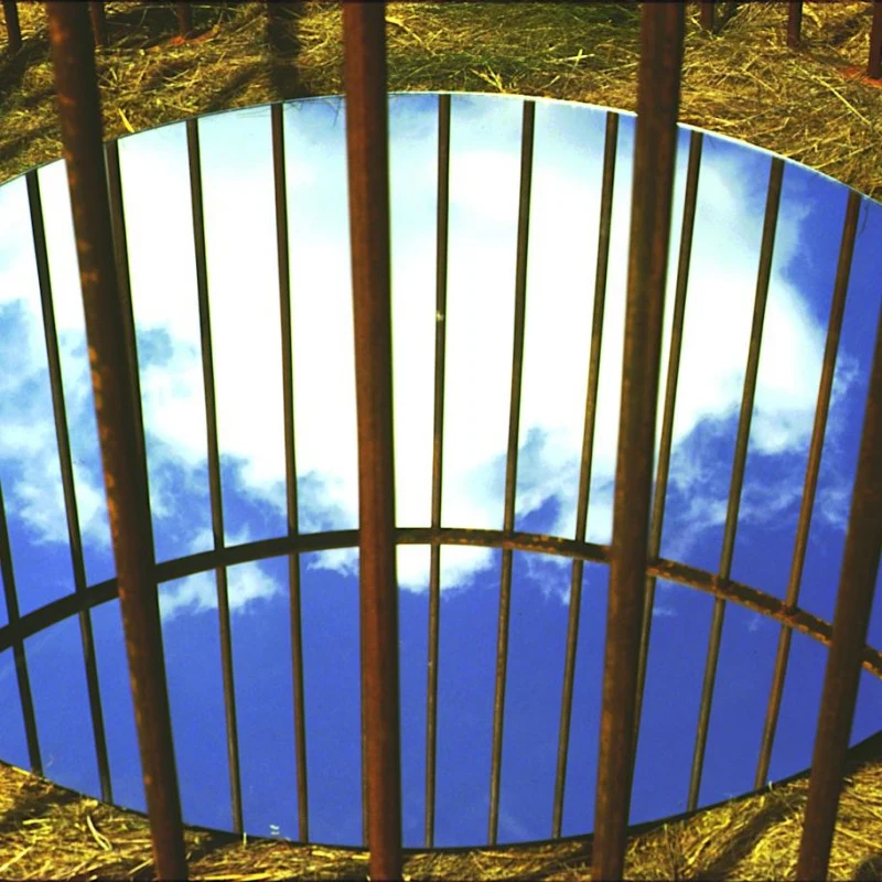 Vue en plongée sur le miroir et le reflet du ciel.