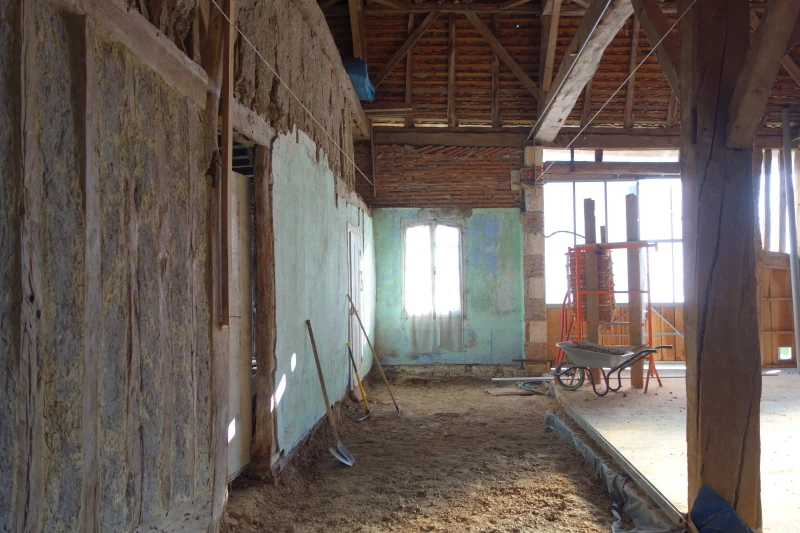 Un chantier avec des outils de terrassement.