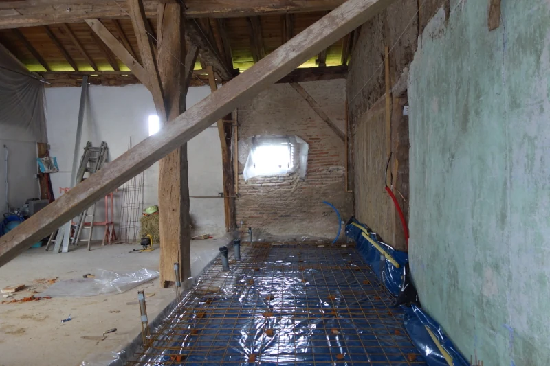 Mise en place du polyane et du ferraillage. Vue depuis l'autre coté.