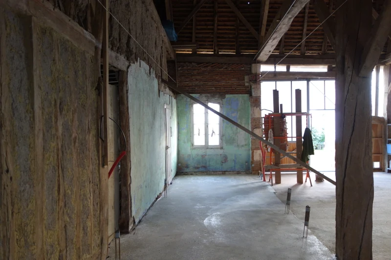 Un dallage fini avec encore des départs de fers.