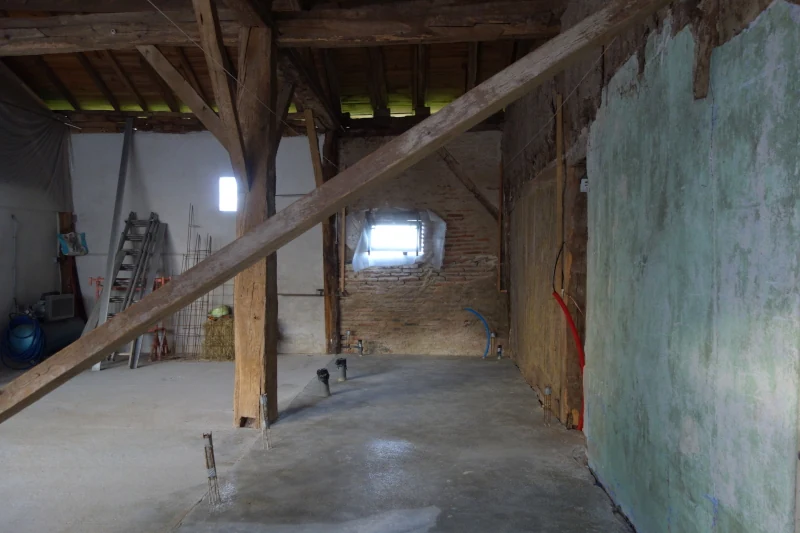 Un dallage fini avec encore des départs de fers. Vue depuis l'autre coté.