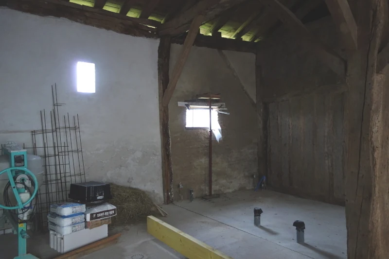 Le chantier se met en place pour les murs.