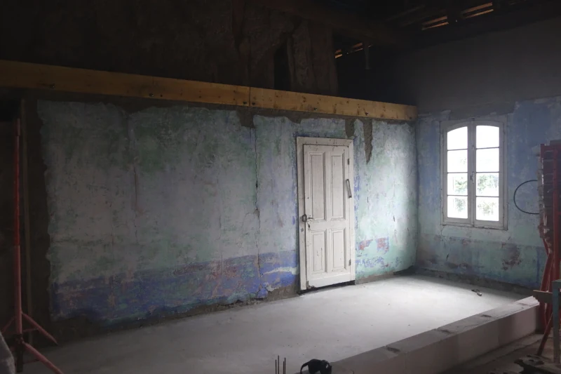 Première couche de réparation de l'enduit existant.