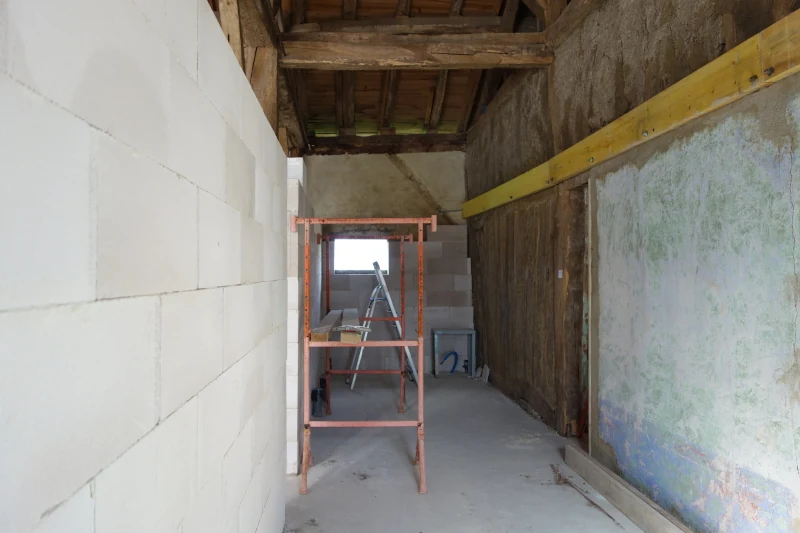 Les murs se montent.