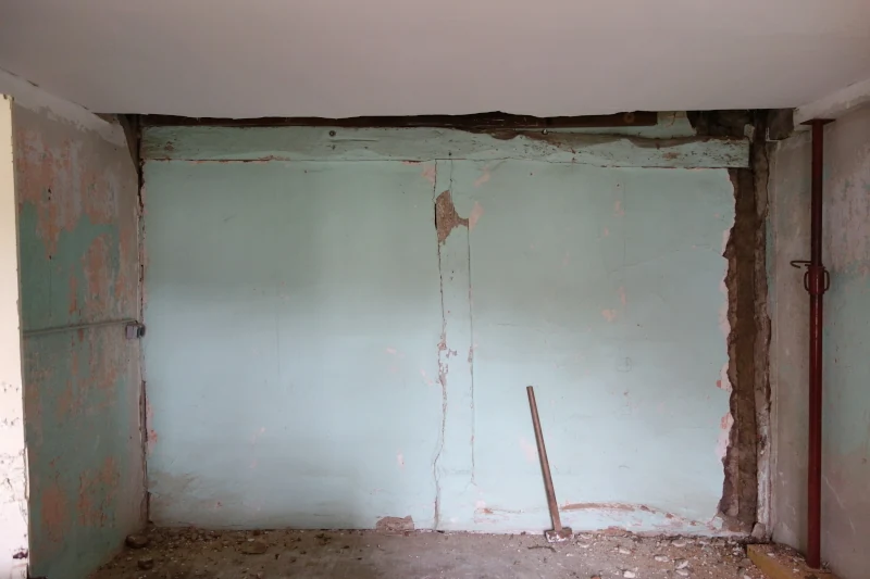 De l'autre coté du mur en colombage, accès aux tiges filetées.