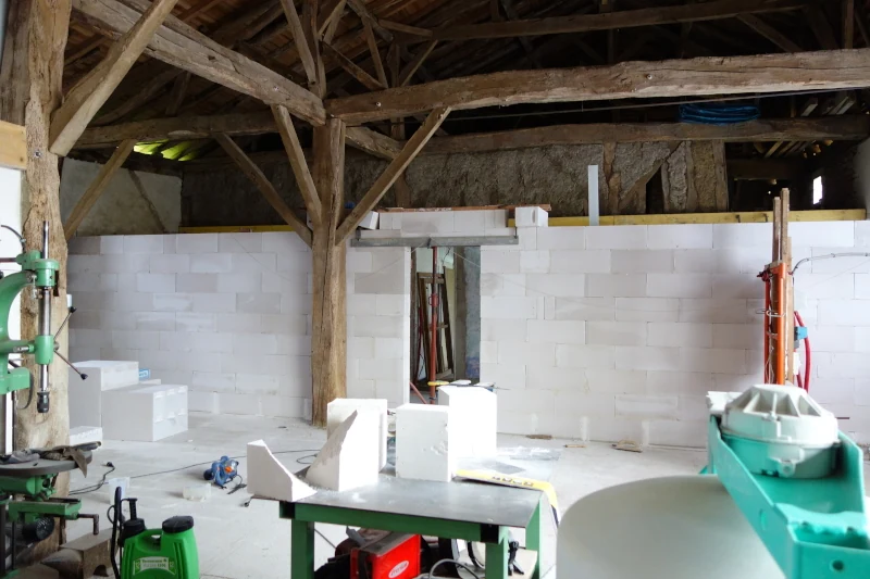 Fabrication et montage du linteau de la porte.