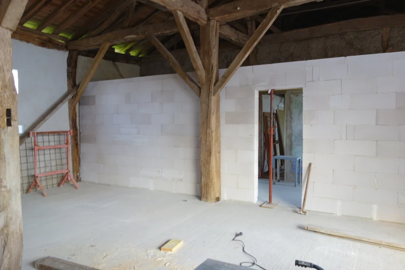 Le dernier rang de blocs de béton cellulaire ne fait pas une hauteur complète.