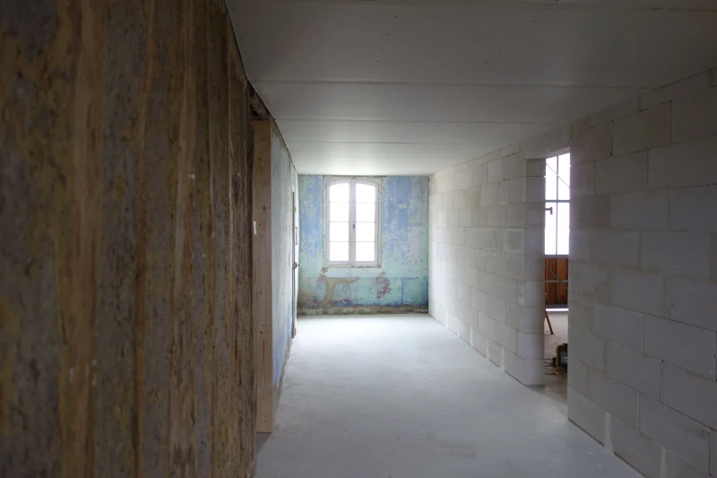 Les plaques de plâtres sont en place au plafond.