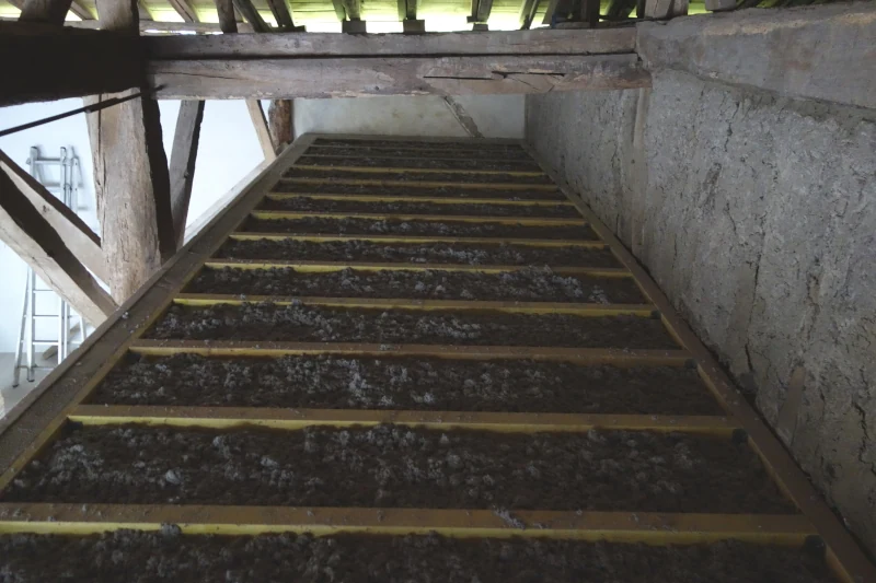 La ouate de cellulose est étalée sous et entre solives.