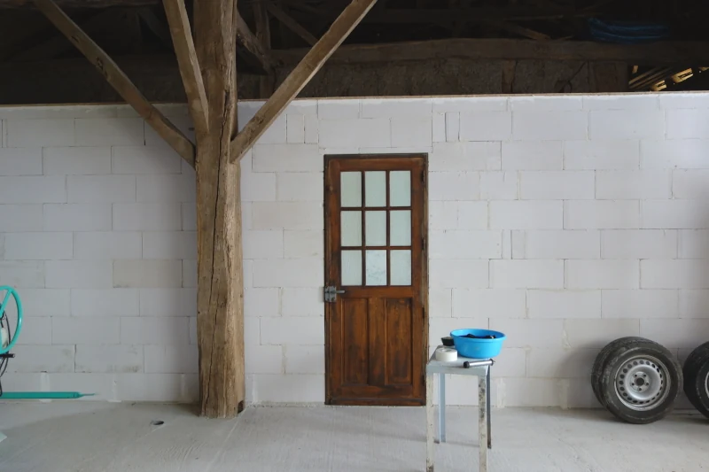 Une porte extérieure d'occasion.