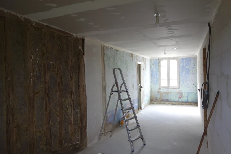 Le passage entre les deux volumes est fermé par une plaque de plâtre.