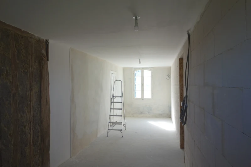 Deuxième couche de peinture et un badigeon pour unifier les murs existants.