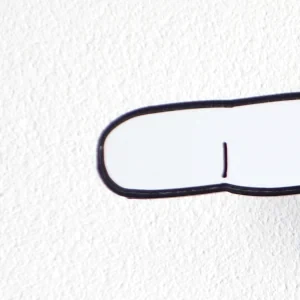 une silhouette de main en carton tend l'index